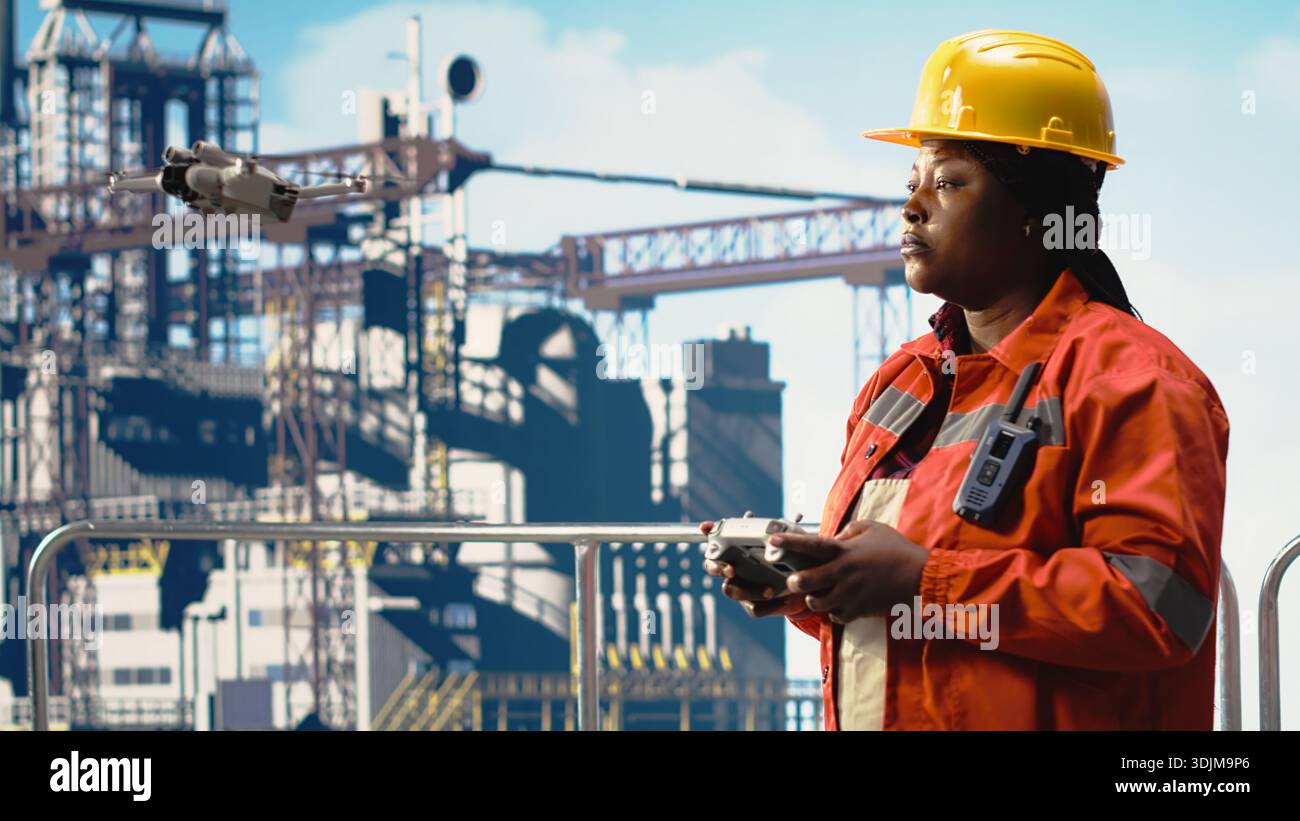 Donna sul ponte della piattaforma offshore che esegue ispezioni in loco utilizzando un sistema di droni automatizzato. Carro di perforazione operaio di navi che utilizza la tecnologia di fotografia aerea per determinare le posizioni ottimali per le tubazioni Foto Stock