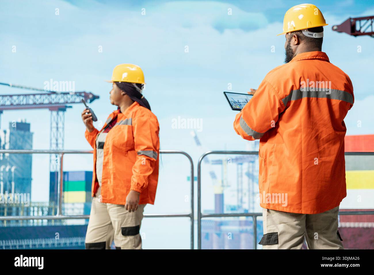 Team di progettazione della piattaforma offshore che utilizza l'app per tablet per monitorare le prestazioni delle apparecchiature in tempo reale. I colleghi del carro di perforazione calibrano l'infrastruttura con il sistema di gestione delle risorse sul dispositivo Foto Stock