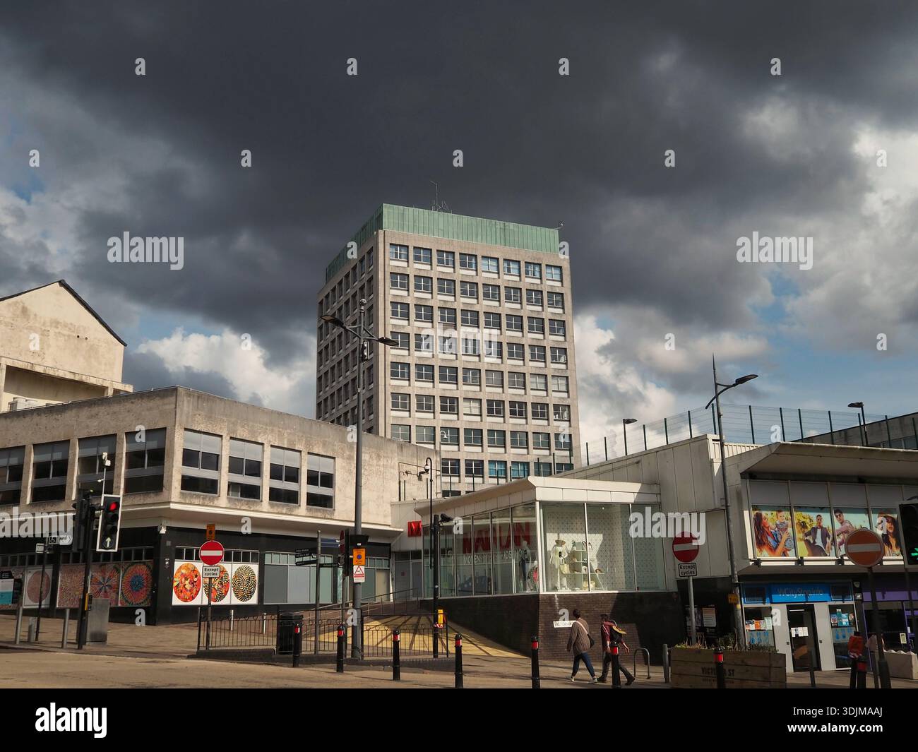 Mander House e gli edifici circostanti in Queen Square e Victoria Street, Wolverhampton - giugno 2025 Foto Stock