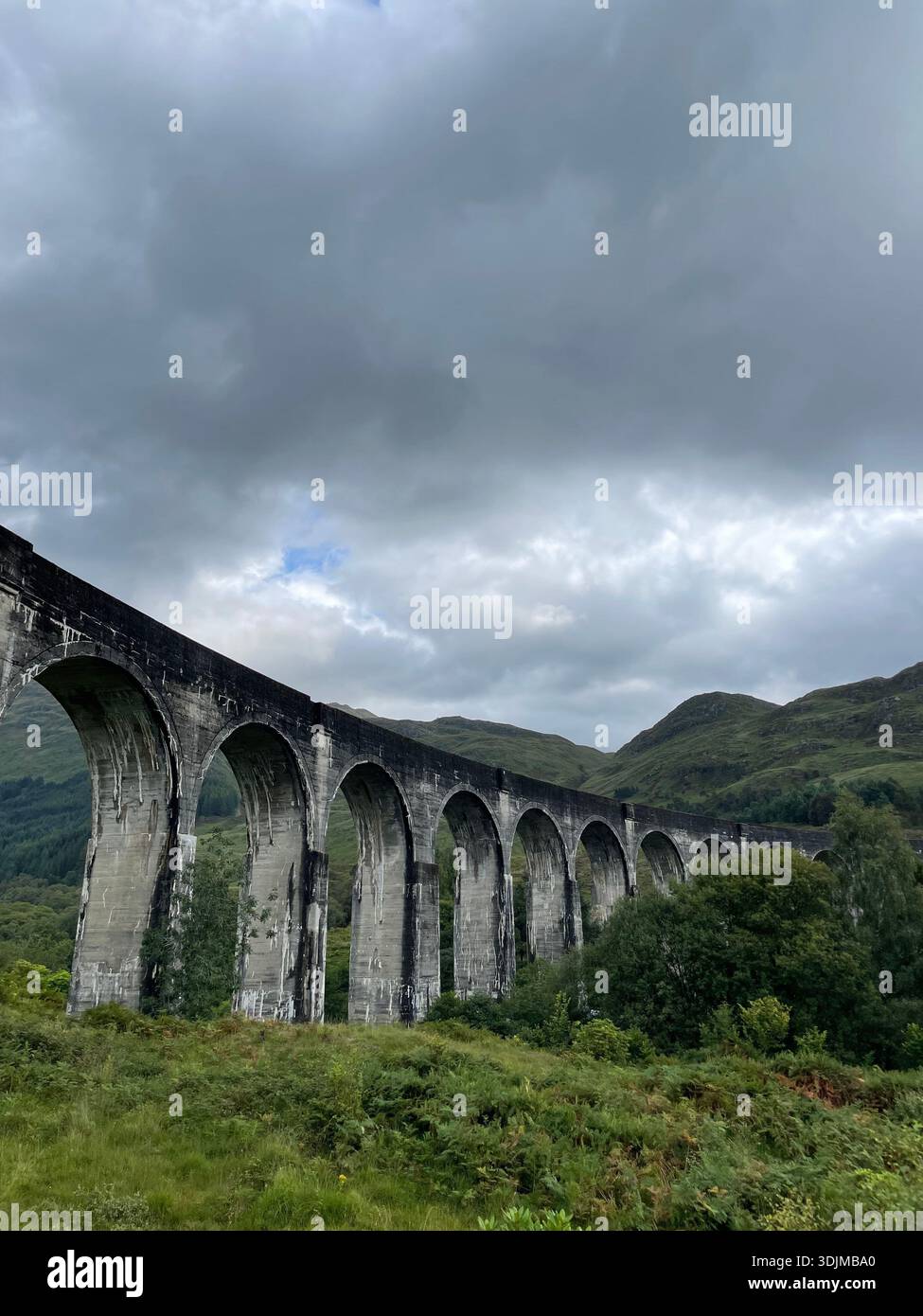 Viadotto Glenfinnan nelle Highlands scozzesi sotto un cielo nuvoloso drammatico, la Scozia - Immagine stock catturata con smartphone