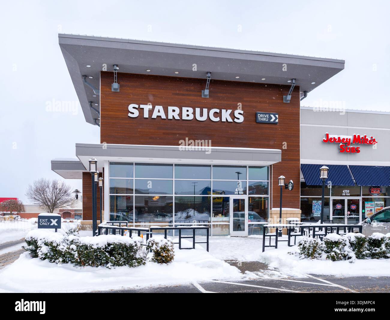 New Hartford, New York - 26 gennaio 2026: Starbucks gestisce caffetterie in tutto il mondo che offrono bevande e pasti leggeri. Questa posizione dispone di accesso tramite il drive-in Foto Stock