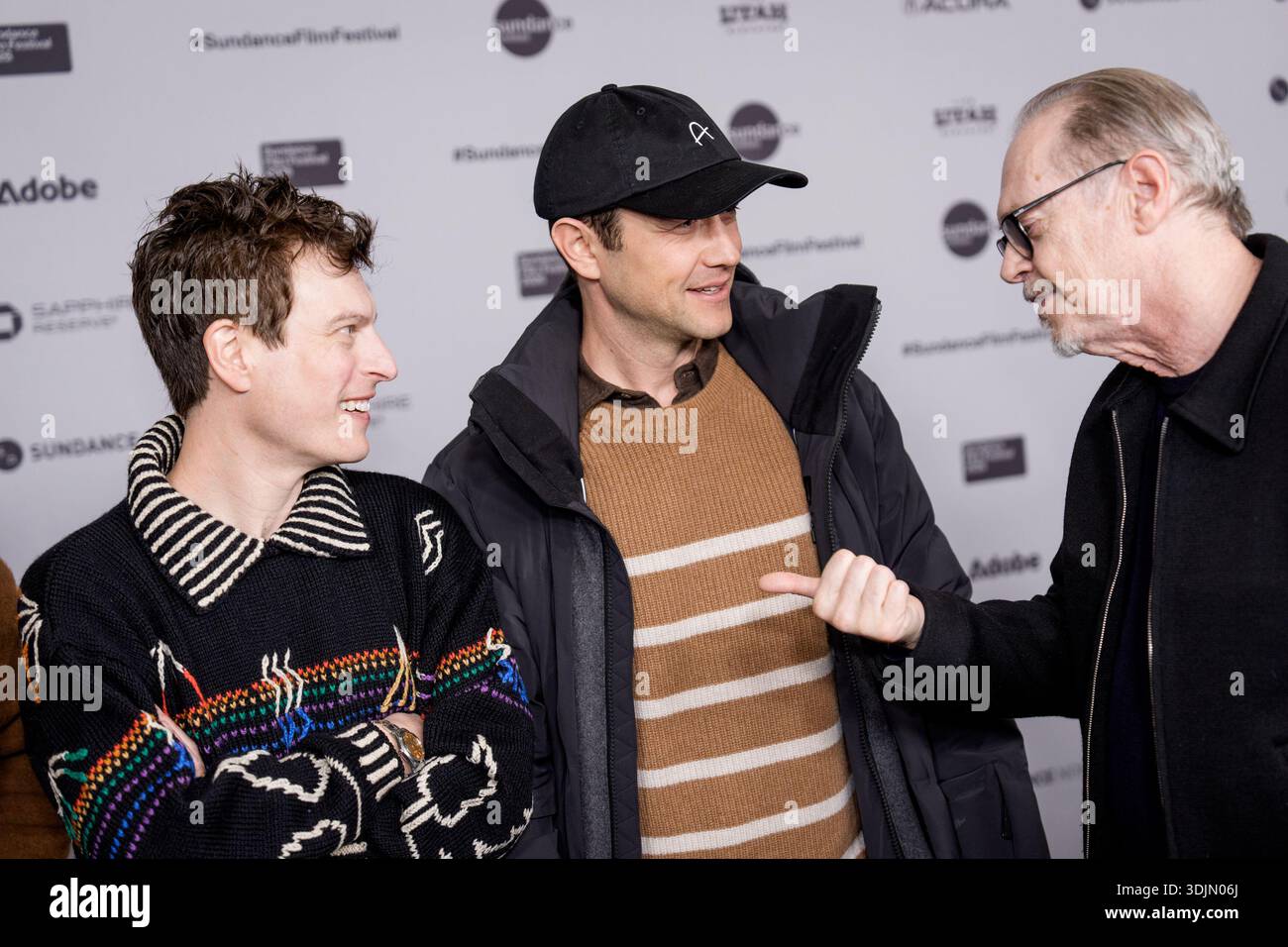 Park City, Stati Uniti. 27 gennaio 2026. L'attore Joseph Gordon-Levitt, centro, parla con il regista e scrittore Noah Segan e l'attore Steve Buscemi alla prima del film di Segan e Buscemi "The Only Living Pickpocket in New York" all'Eccles Theatre durante il Sundance Film Festival a Park City, Utah, USA martedì 27 gennaio 2026. (Foto di Spenser Heaps/Sipa USA) credito: SIPA USA/Alamy Live News Foto Stock