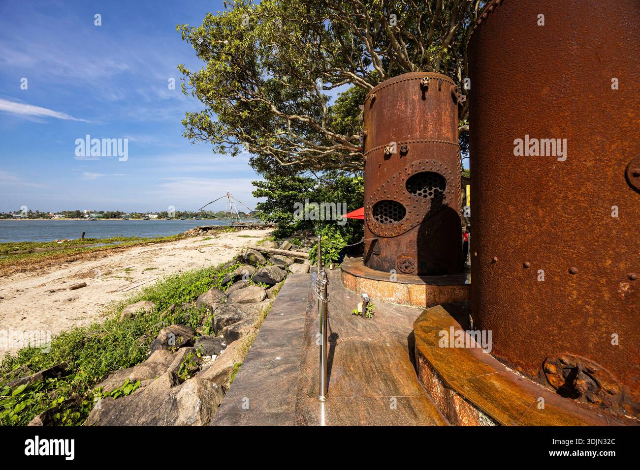 Coastal Park Way, antiche caldaie in ferro da esposizione, Fort Kochi, Kochi (Cochin), Kerala, India, Asia meridionale, Asia Foto Stock