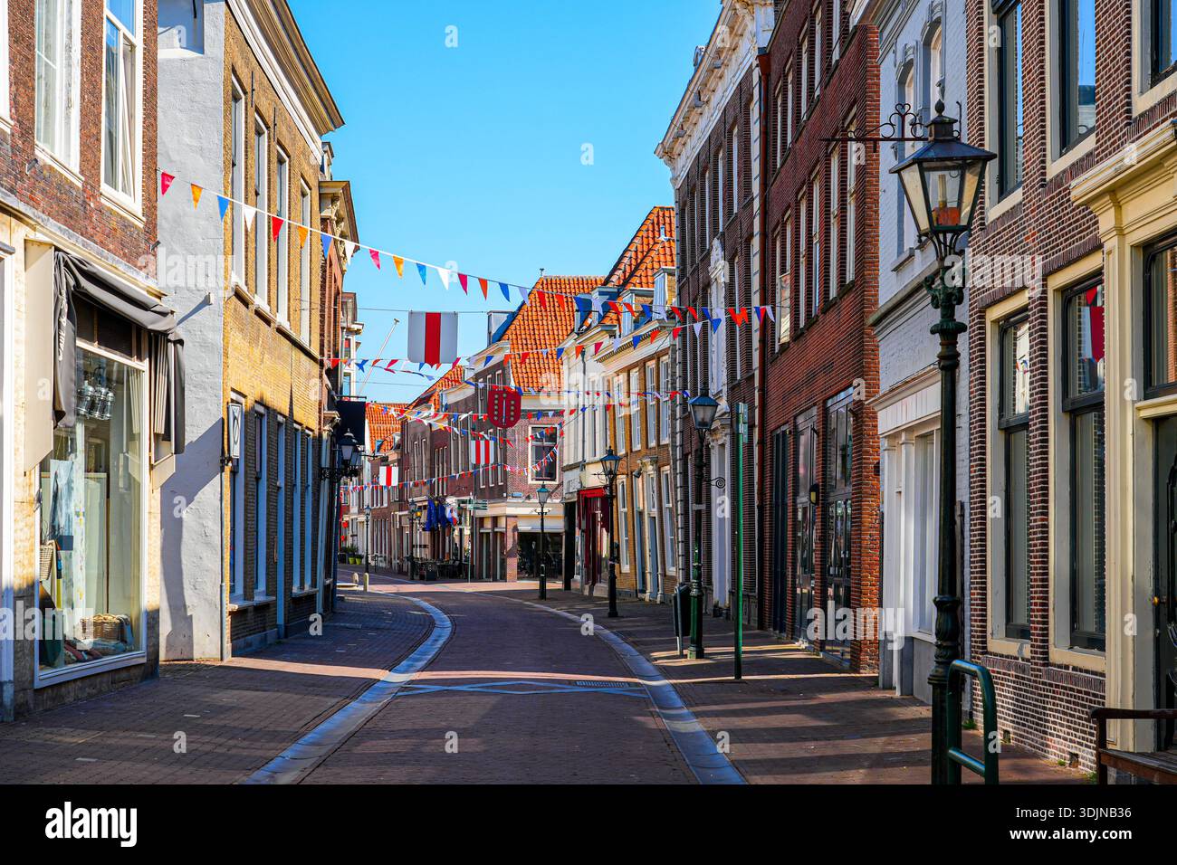 Affascinante centro cittadino di Brielle con facciate storiche olandesi nell'Olanda meridionale, Paesi Bassi Foto Stock