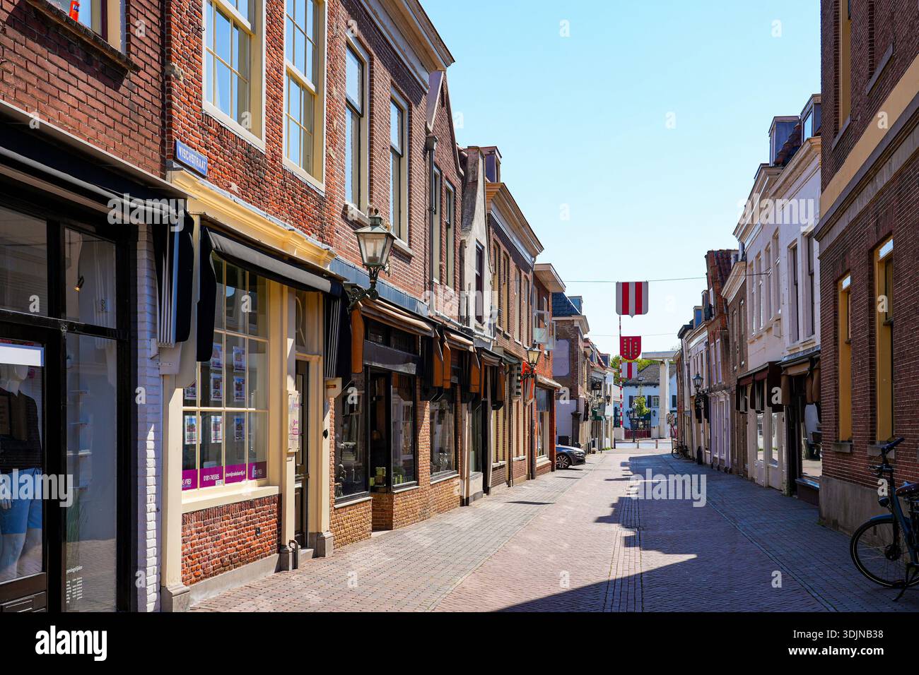 Strade affascinanti e architettura storica nella città fortificata di Brielle, Olanda meridionale, Paesi Bassi Foto Stock