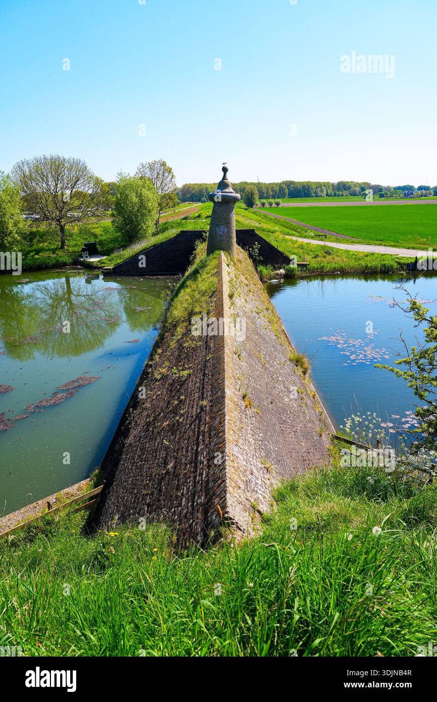 Batardeau storico con torretta di pietra sui bastioni fortificati di Brielle, Olanda meridionale, Paesi Bassi Foto Stock