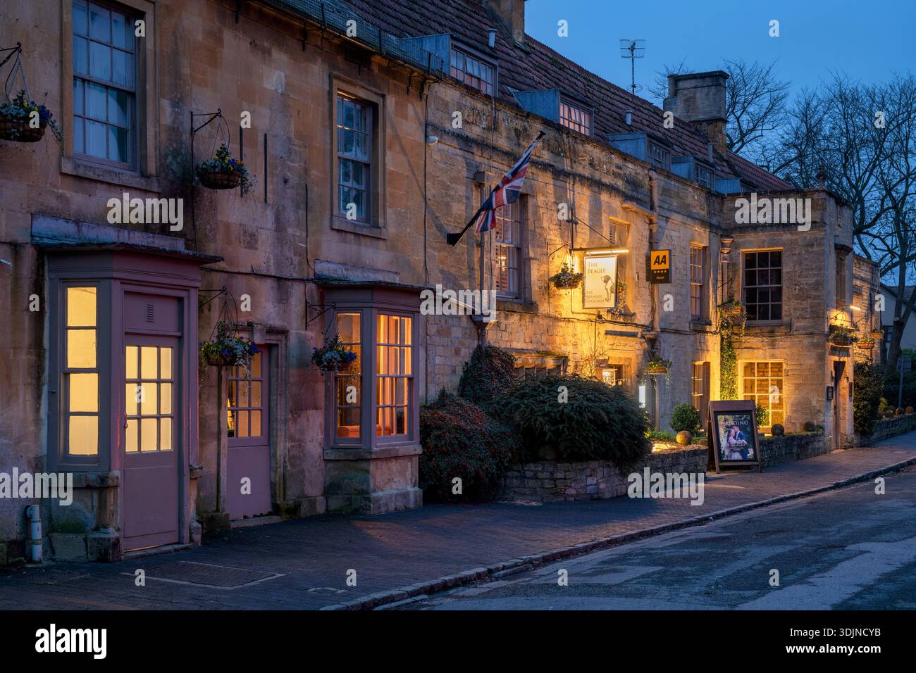 Il Manor House Hotel al crepuscolo. Moreton a Marsh, Cotswolds, Gloucestershire, Inghilterra Foto Stock