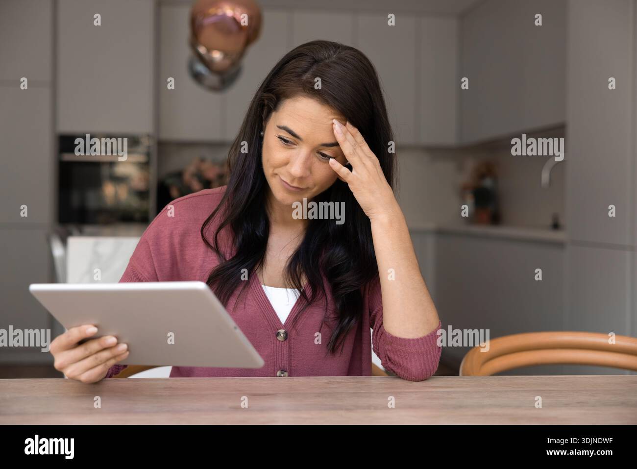Donna che ha problemi con un tablet digitale Foto Stock