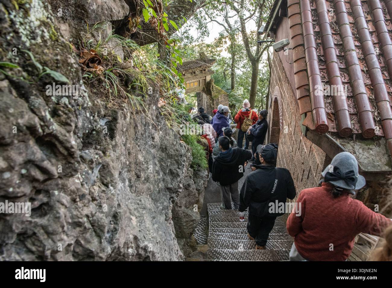 Una scalinata affollata sul Monte Xishan, una destinazione turistica vicino a Kunming nello Yunnan, in Cina. Foto Stock
