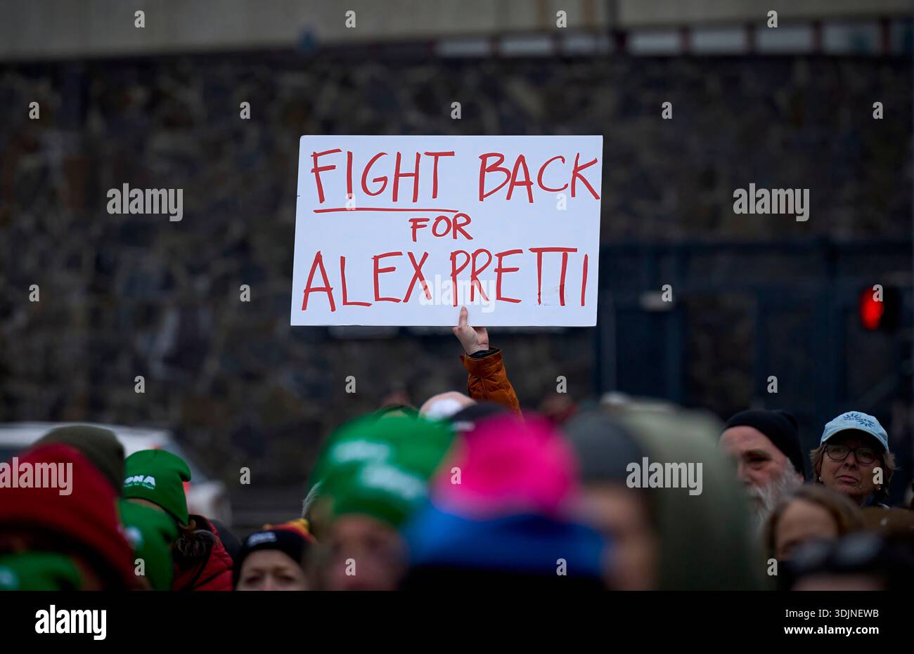 Infermiere e altri ricordano Alex Pretti in una veglia a lume di candela a Eugene, Oregon, 27 gennaio 2026. Foto Stock