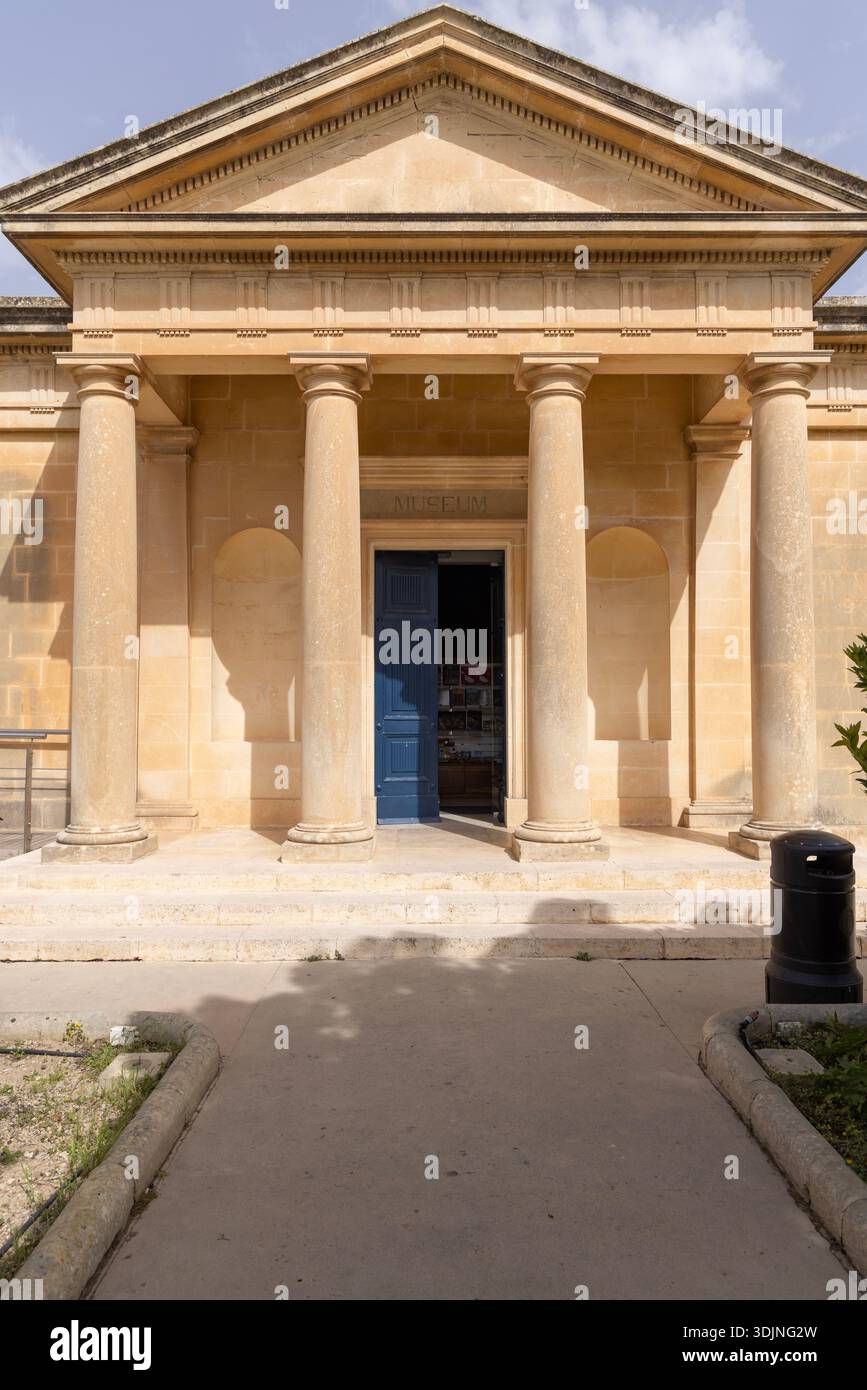 Malta, Mdina - 15 aprile 2025: Ingresso al museo della Domus Romana, casa in rovina di epoca romana, costruita nel i secolo a.C. Foto Stock