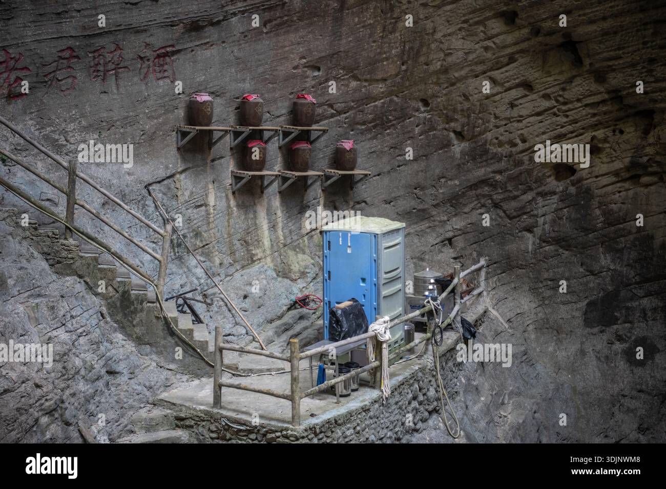 Produzione e stoccaggio di Baijiu su piccola scala in vasi di argilla a Sichuan, Cina. Foto Stock