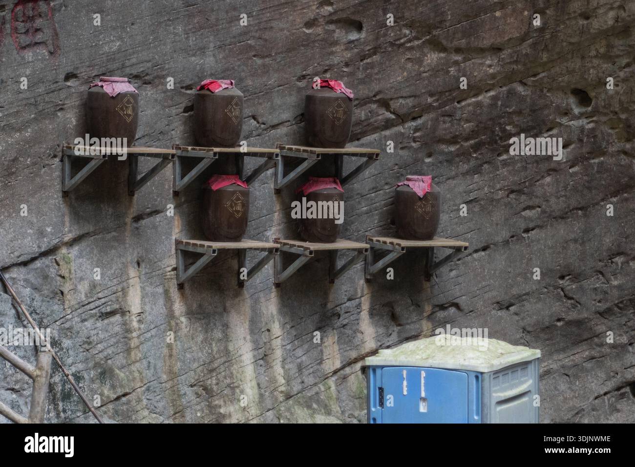 Produzione e stoccaggio di Baijiu su piccola scala in vasi di argilla a Sichuan, Cina. Foto Stock