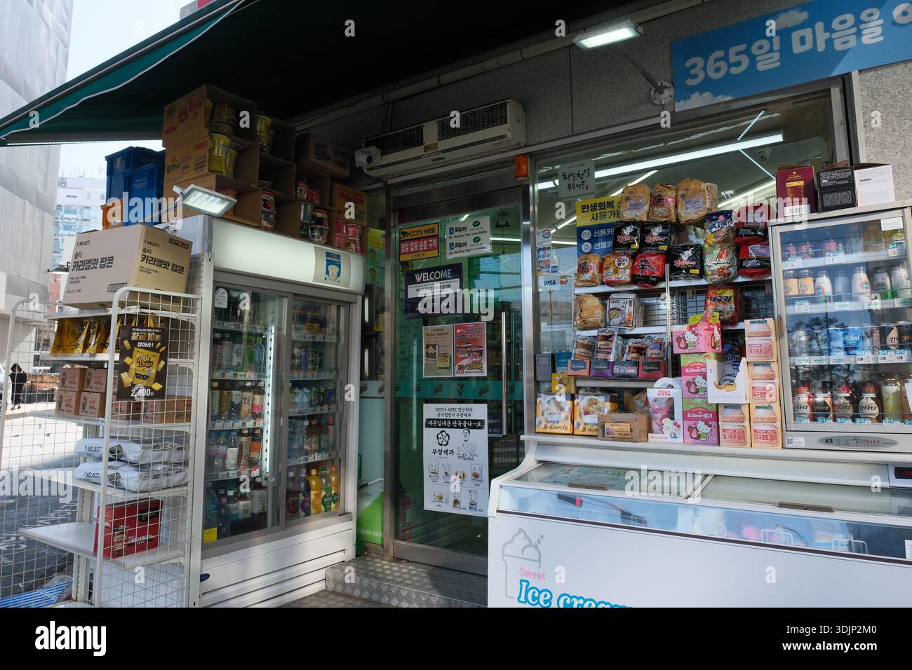 Seoul, Corea del Sud: Minimarket locale con spuntini, gelati e frigoriferi per bevande nel quartiere residenziale Foto Stock