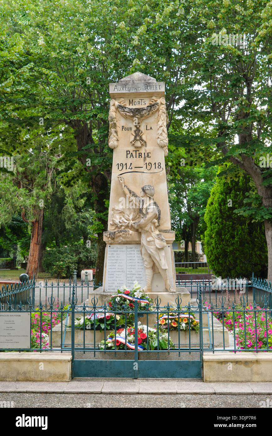 Memoriale di guerra francese con fiori a Portet-sur-Garonne nella Francia meridionale per le vittime della prima e della seconda guerra mondiale e in Indocina e Algeria Foto Stock