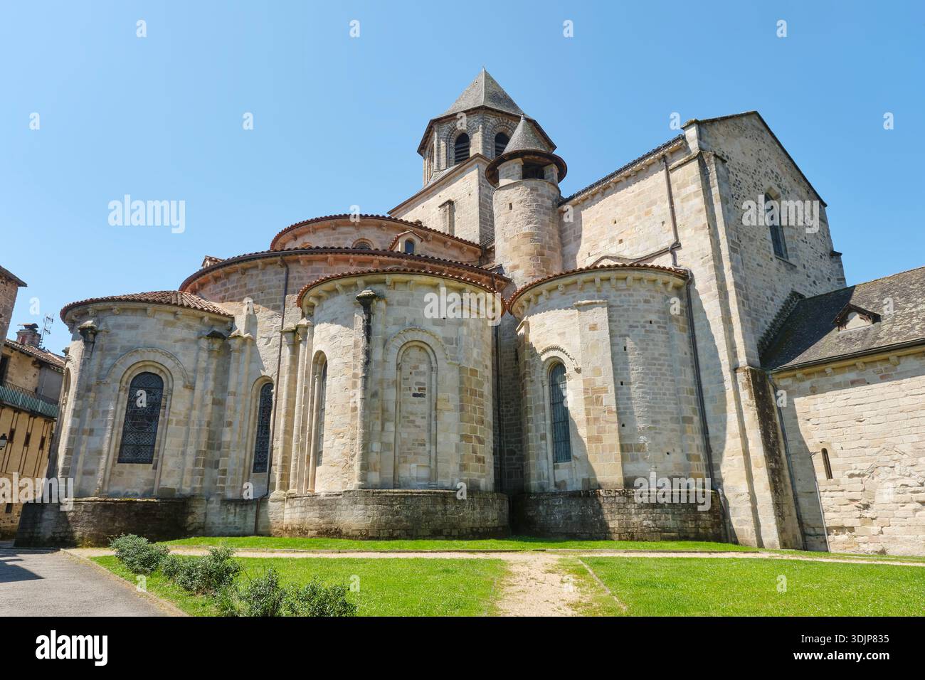 La parte posteriore dell'abbazia romana della chiesa di Saint-Pierre dell'XI secolo a Beaulieu-sur-Dordogne Corrèze Nouvelle-Aquitaine nel sud della Francia Foto Stock