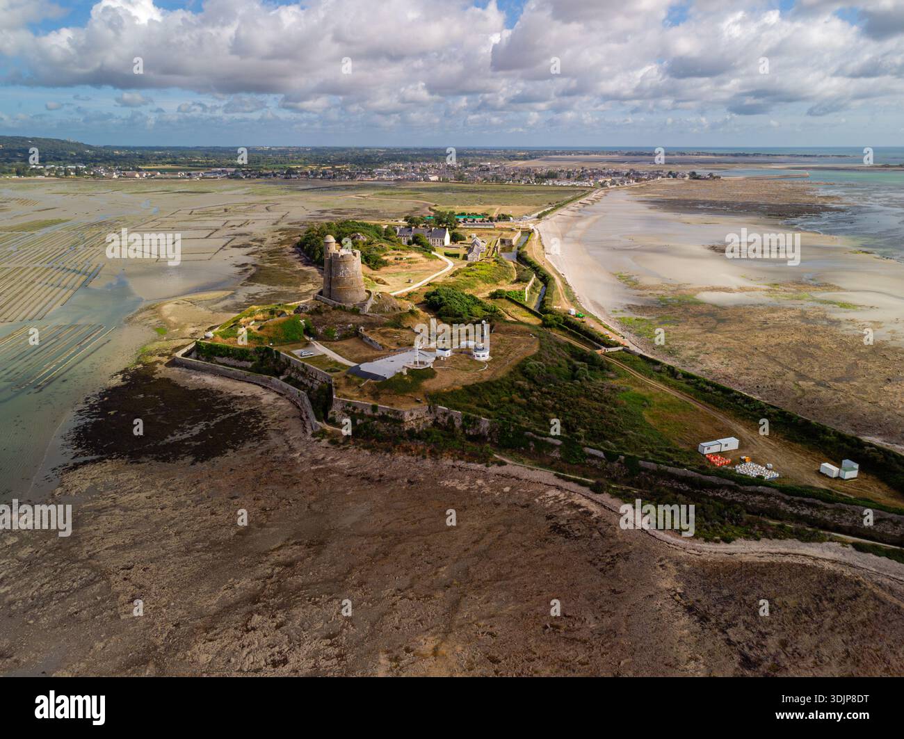 Vista aerea ravvicinata della fortezza di Vauban a Saint-Vaast-la-Hougue, con le sue mura di pietra, le strutture di difesa costiera e la sua spettacolare posizione marittima Foto Stock