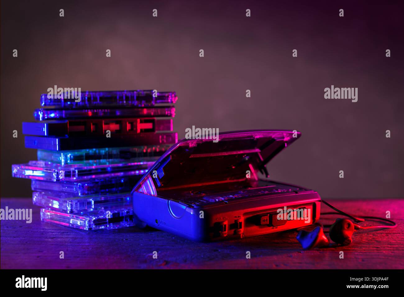 Vecchia cassetta musicale con lettore e cuffie con luci colorate vivaci. Foto Stock