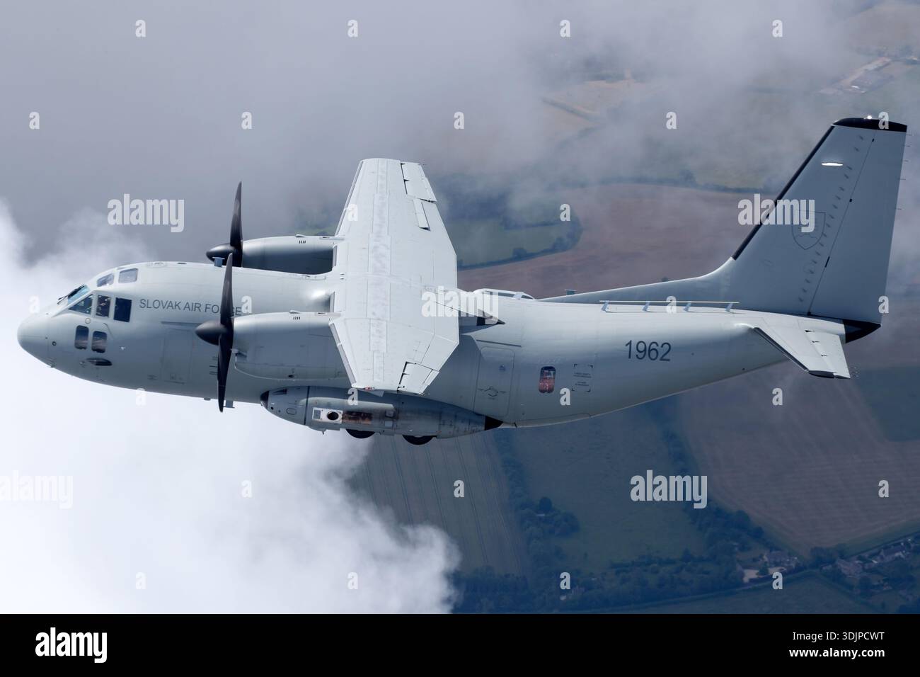 La Slovakian Air Force Alenia C-27J Spartan, registrazione 1962, seriale 4196, esegue un display aria-aria al RIAT 2019. Questo trasporto tattico turboelica bimotore viene utilizzato per il trasporto di merci, personale, evacuazione medica e missioni di airdrop. L’immagine mostra l’aeromobile in volo, evidenziando la configurazione della cabina di pilotaggio, delle ali, della fusoliera e della doppia elica, dimostrando la sua flessibilità operativa nell'aviazione militare. Foto Stock
