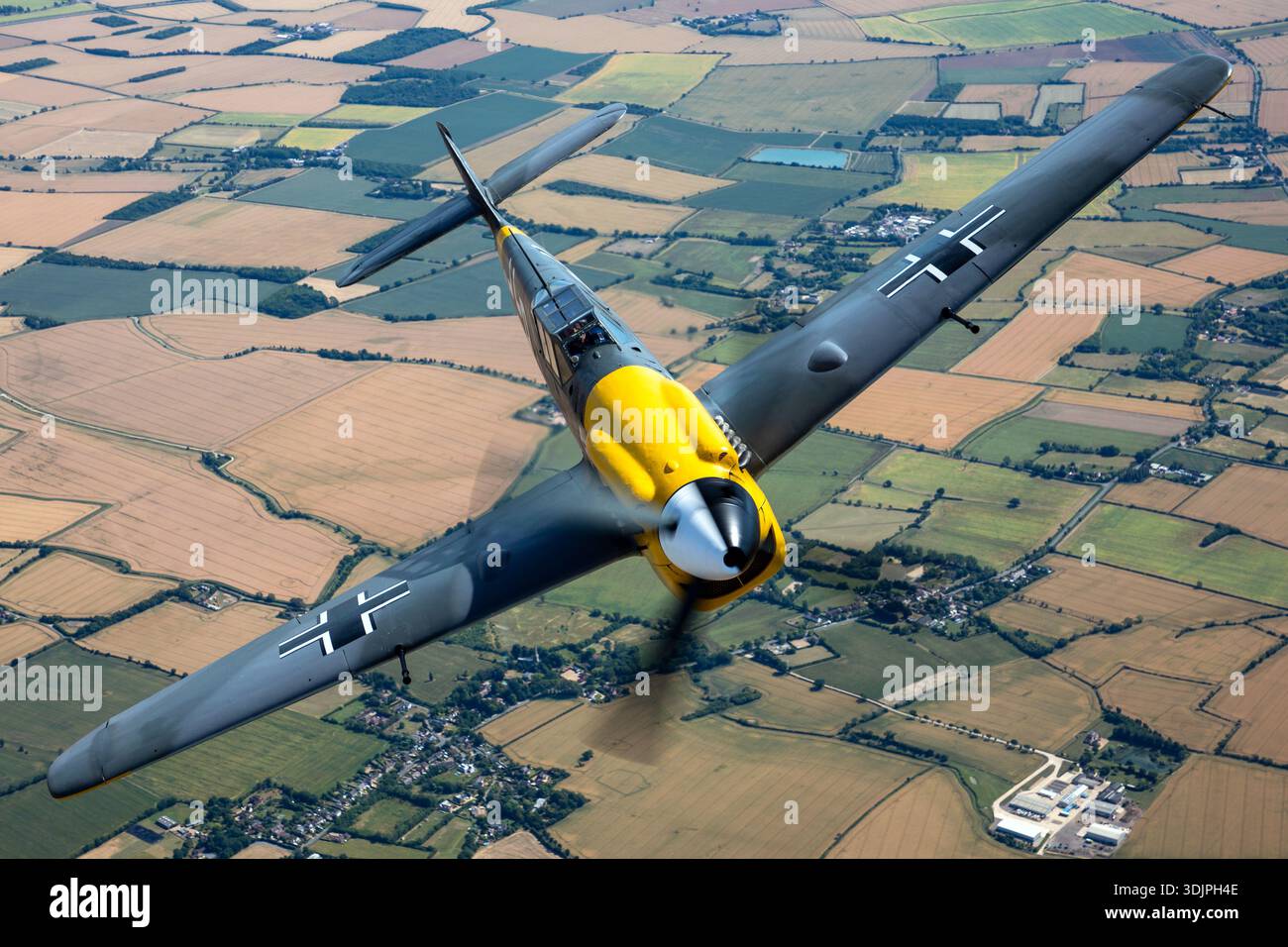 Primo piano aria-aria di un Hispano ha-1112-M1L Buchón volato durante l'evento britannico Warbirds 2022. Il velivolo, registrato G-AWHH, rappresenta la linea Messerschmitt Bf 109 e riporta i contrassegni in stile aeronautico tedesco. La potenza è fornita da un motore a pistoni Rolls-Royce Merlin V-12 che aziona un'elica a quattro pale. L'immagine mette in risalto il tettuccio del cockpit, il cofano motore, la presa d'aria del mento prominente, le ali strette e la fusoliera aerodinamica tipica dei design derivati dal Bf 109 utilizzati nelle esposizioni storiche. Foto Stock