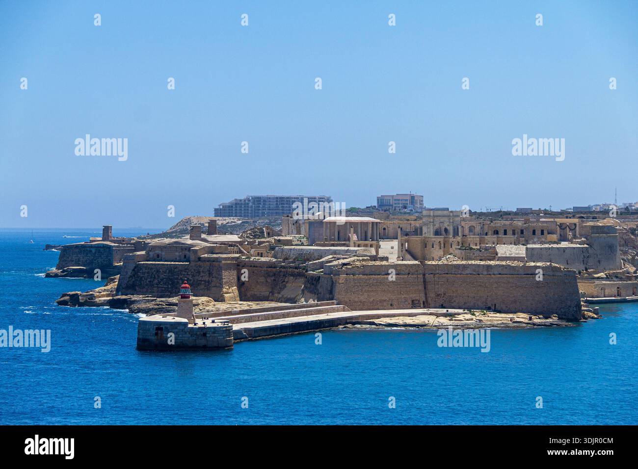 Vista di Ricasoli East Breakwater da la Valletta Malta Foto Stock