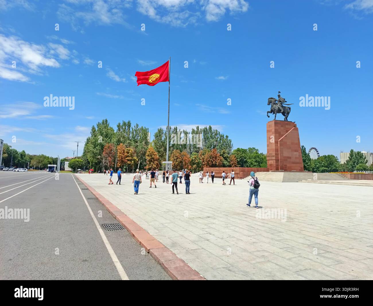 Bishkek, Kirghizistan 12 giugno 2024: Monumento a Manas, un eroe epico kirghiso, con una bandiera kirghisa sventolata contro un cielo azzurro. Ala-Too Square, Foto Stock