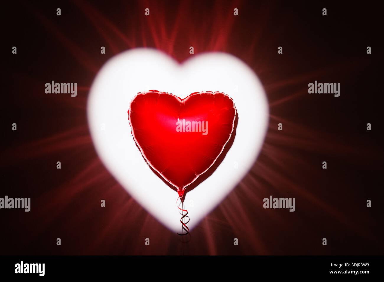 Mongolfiera a forma di cuore rosso centrato su uno sfondo a cuore luminoso con spazio per le copie, ideale per banner, annunci pubblicitari o post social di San Valentino. Foto Stock