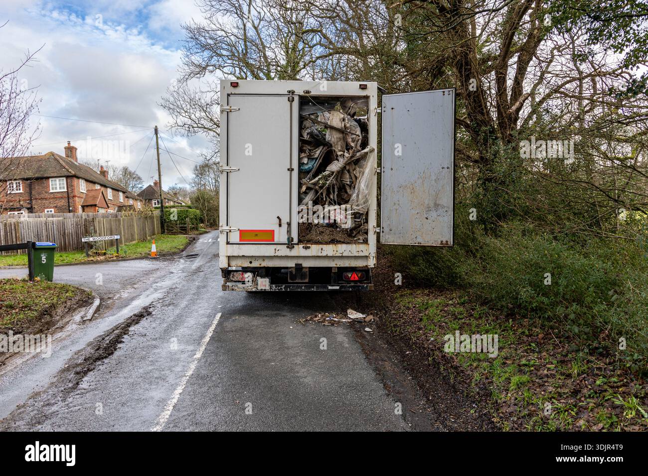 Un autocarro pieno di rifiuti è stato scaricato su Northlands Road, West Sussex, causando la chiusura delle strade e l'interruzione del traffico. flytipping, Foto Stock