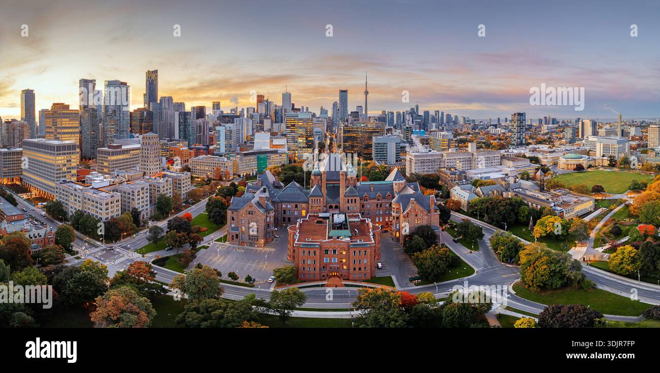 Skyline panoramico di Toronto, Ontario, Canada all'alba all'inizio dell'autunno. Foto Stock