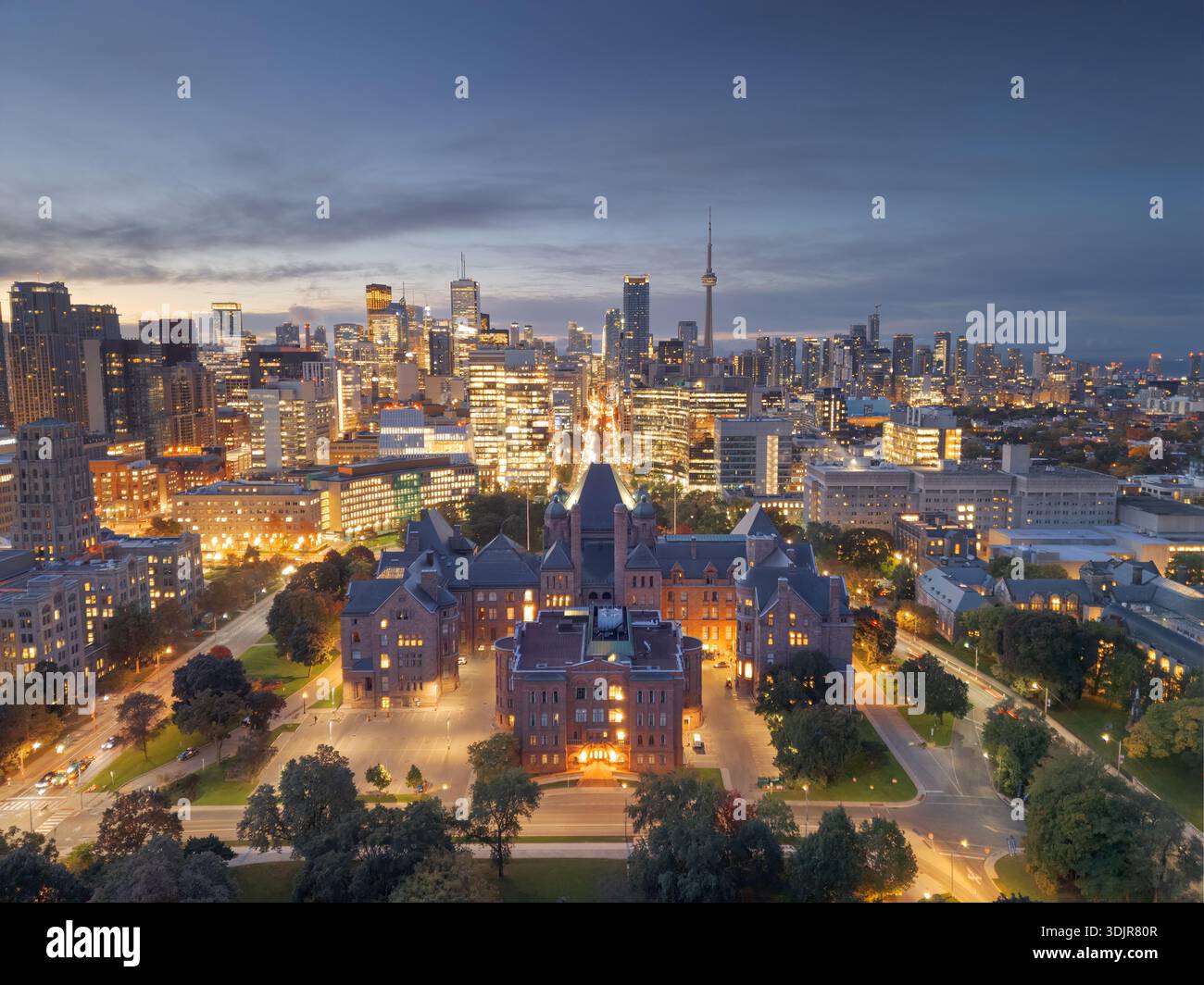 Skyline panoramico di Toronto, Ontario, Canada al crepuscolo. Foto Stock