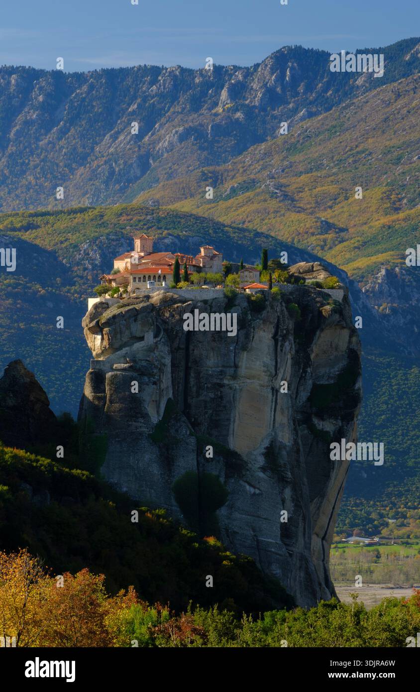 Monastero della Santissima Trinità arroccato su una spettacolare colonna rocciosa a Meteora con paesaggio montano in autunno, Tessaglia, Grecia Foto Stock
