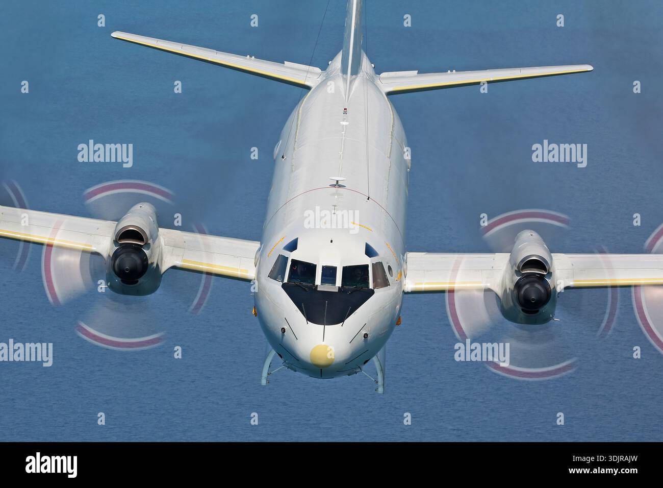 Lockheed P-3C Orion, 6001/285E-5737 della Marina tedesca, in vista aria-aria durante la Royal Navy International Air Day. Velivolo turboelica ad ala alta quadrimotore con motori Allison T56-A-14, radar, rilevatore di anomalie magnetiche, lanciatori sonoboo e avionica avanzata per pattuglia marittima, guerra anti-sottomarino e operazioni di ricognizione. Foto Stock