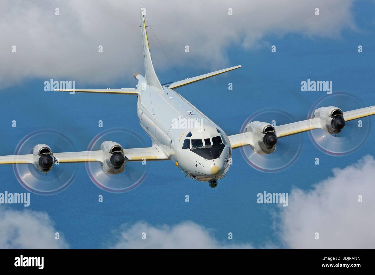 Un Lockheed P-3C Orion della Marina tedesca, immatricolazione 6001 con numero di serie 285E-5737, è fotografato in volo aria-aria alla Royal Navy International Air Day al RNAS Yeovilton Air Day 2019. Il P-3C Orion è un turboelica quadrimotore ad ala bassa sviluppato dall'aereo di linea Lockheed L-188 Electra e utilizzato dalla Deutsche Marine per la guerra anti-sommergibile, la pattuglia marittima, la ricognizione, la sorveglianza di superficie e le operazioni di lunga durata. Foto Stock