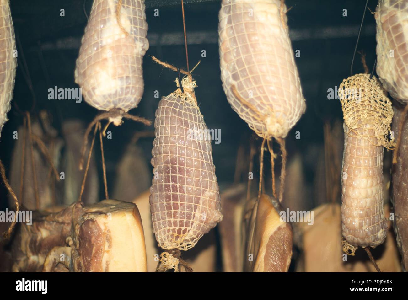 Processo di affumicatura della carne – primo giorno Foto Stock