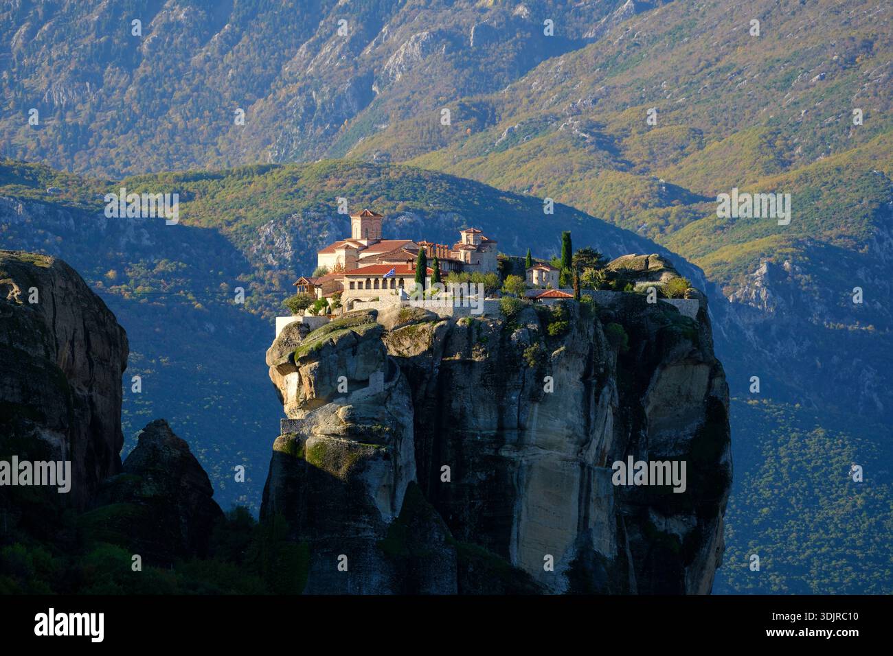 Monastero della Santissima Trinità arroccato su una spettacolare colonna rocciosa a Meteora con paesaggio montano in autunno, Tessaglia, Grecia Foto Stock