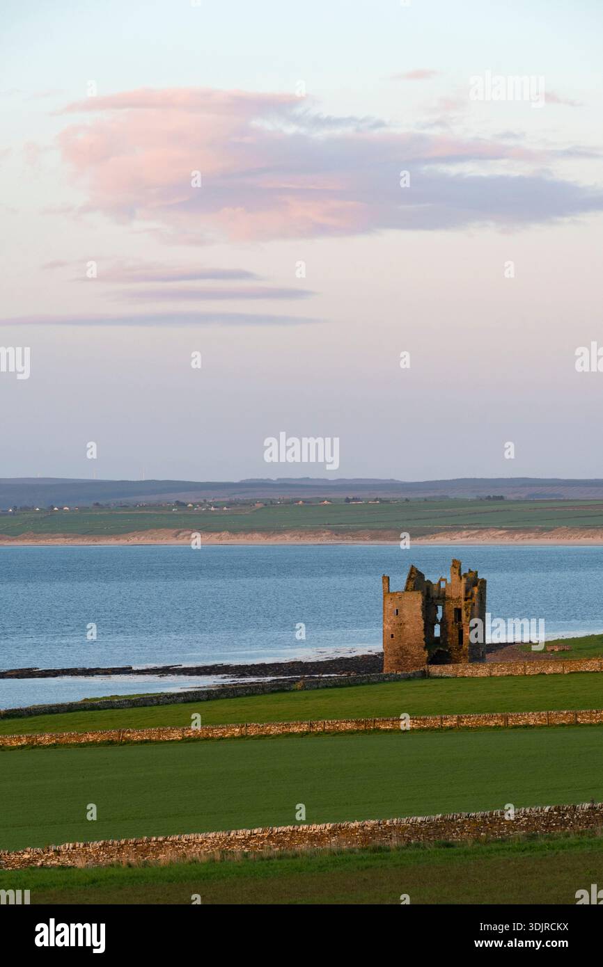 Luce dell'alba sul castello di Keiss, Mare del Nord, Scozia Foto Stock