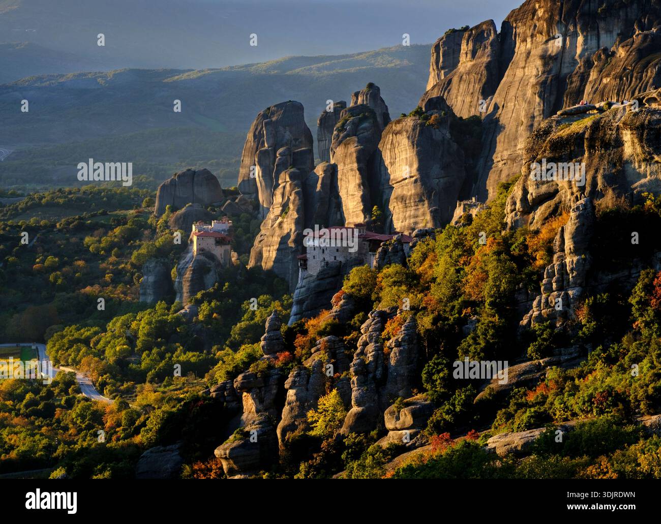 Monastero di Roussanou e San Nicola Anapafsas arroccati su torreggianti colonne di pietra arenaria a Meteora, Tessaglia, Grecia. Foto Stock