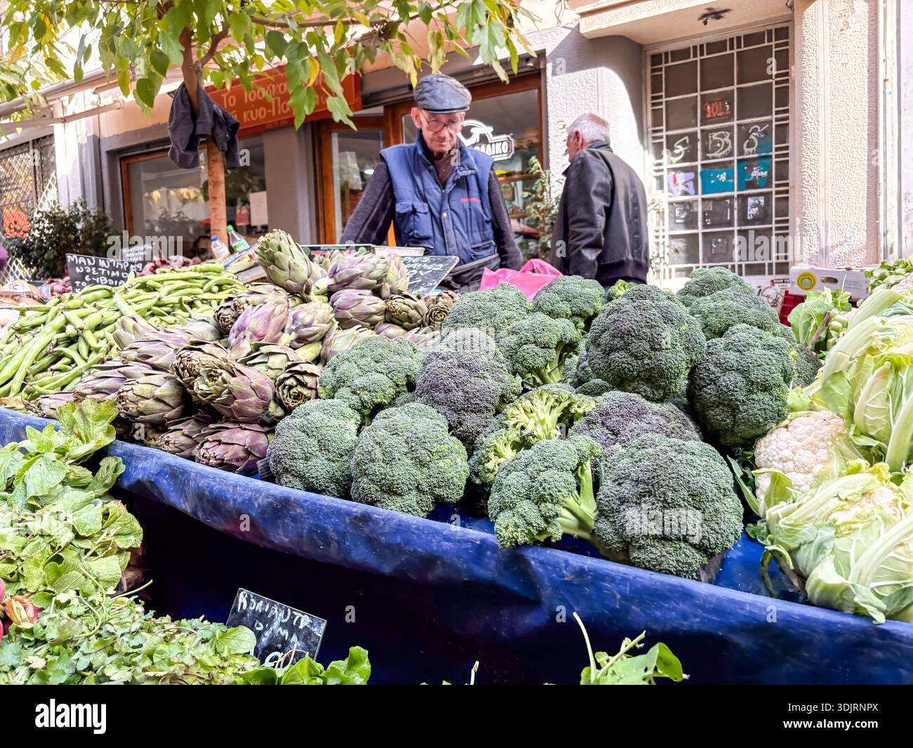 Mercato di via Kallidromiou, Agora Kallidromiou. Autentica bancarella di cibo fresco ad Atene, Grecia, con broccoli e carciofi. Foto Stock