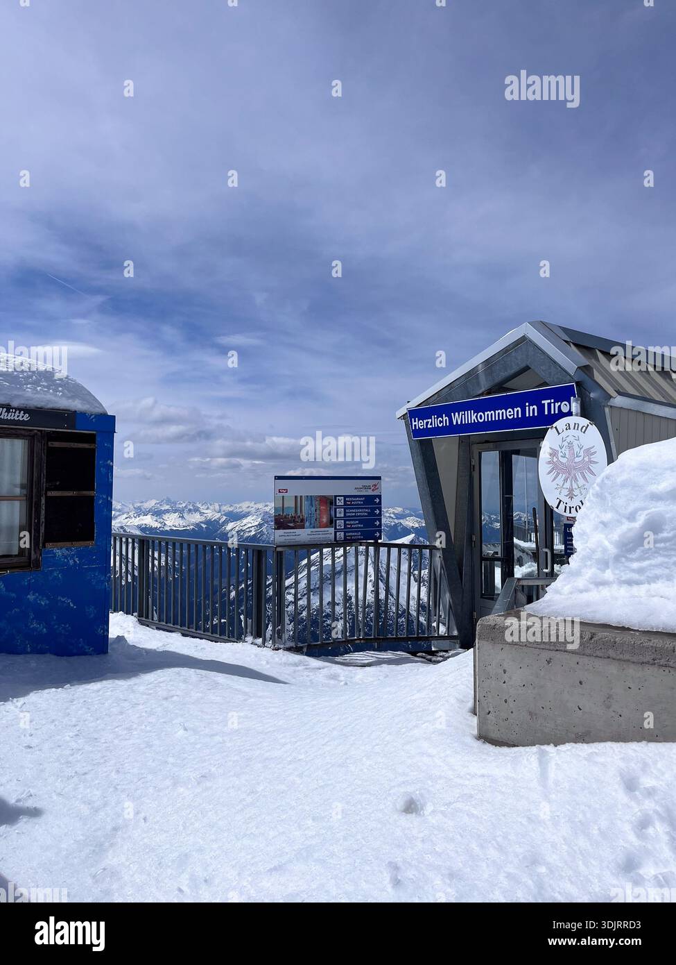 22 aprile 2023: Un cartello in cima allo Zugspitze che dice: Benvenuto in Tirolo, Zugspitze, Tirolo, Austria. Confine tra Baviera e Tirolo. Paesaggio innevato. - Immagine stock catturata con smartphone