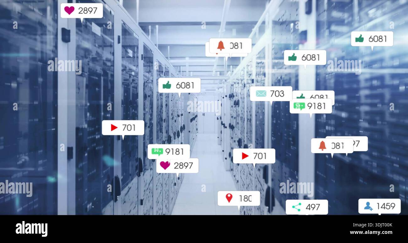 Visualizzazione della corsia server centrale in uscita nel data center con rack, LED e notifiche mobili Foto Stock
