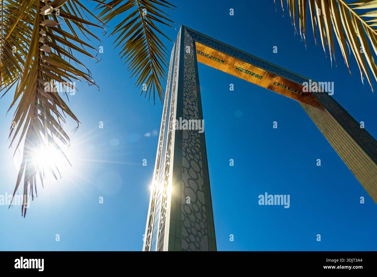Dubai incorniciata da rami di palme. Emirati Arabi Uniti Foto Stock