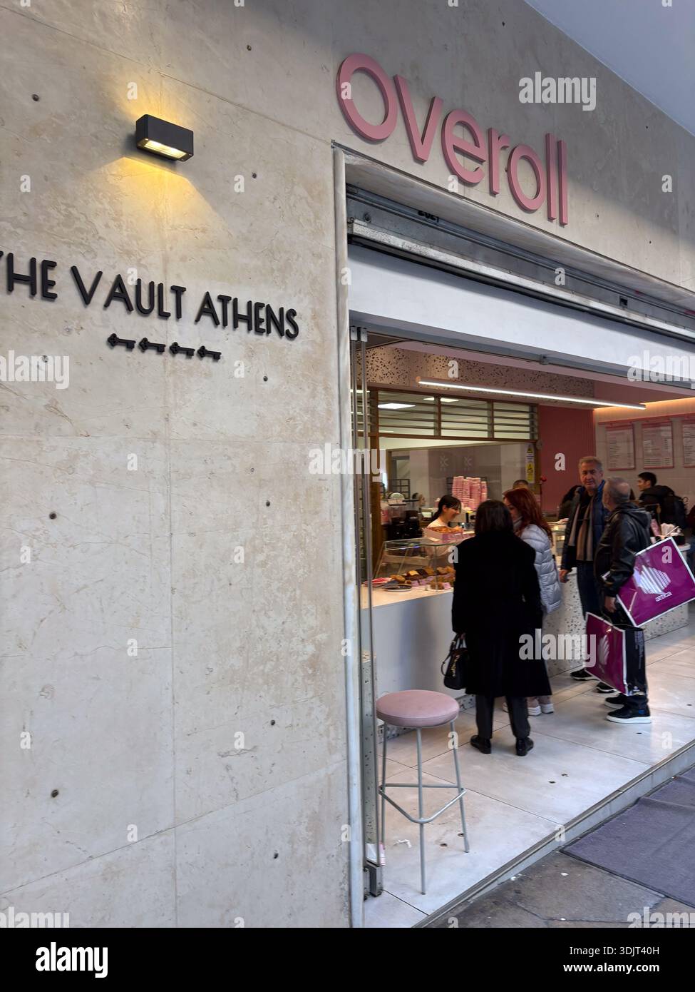 Overoll Croissanterie, pasticceria specializzata ad Atene. I clienti attendono croissant e dessert artigianali fuori dal negozio urbano. Foto Stock