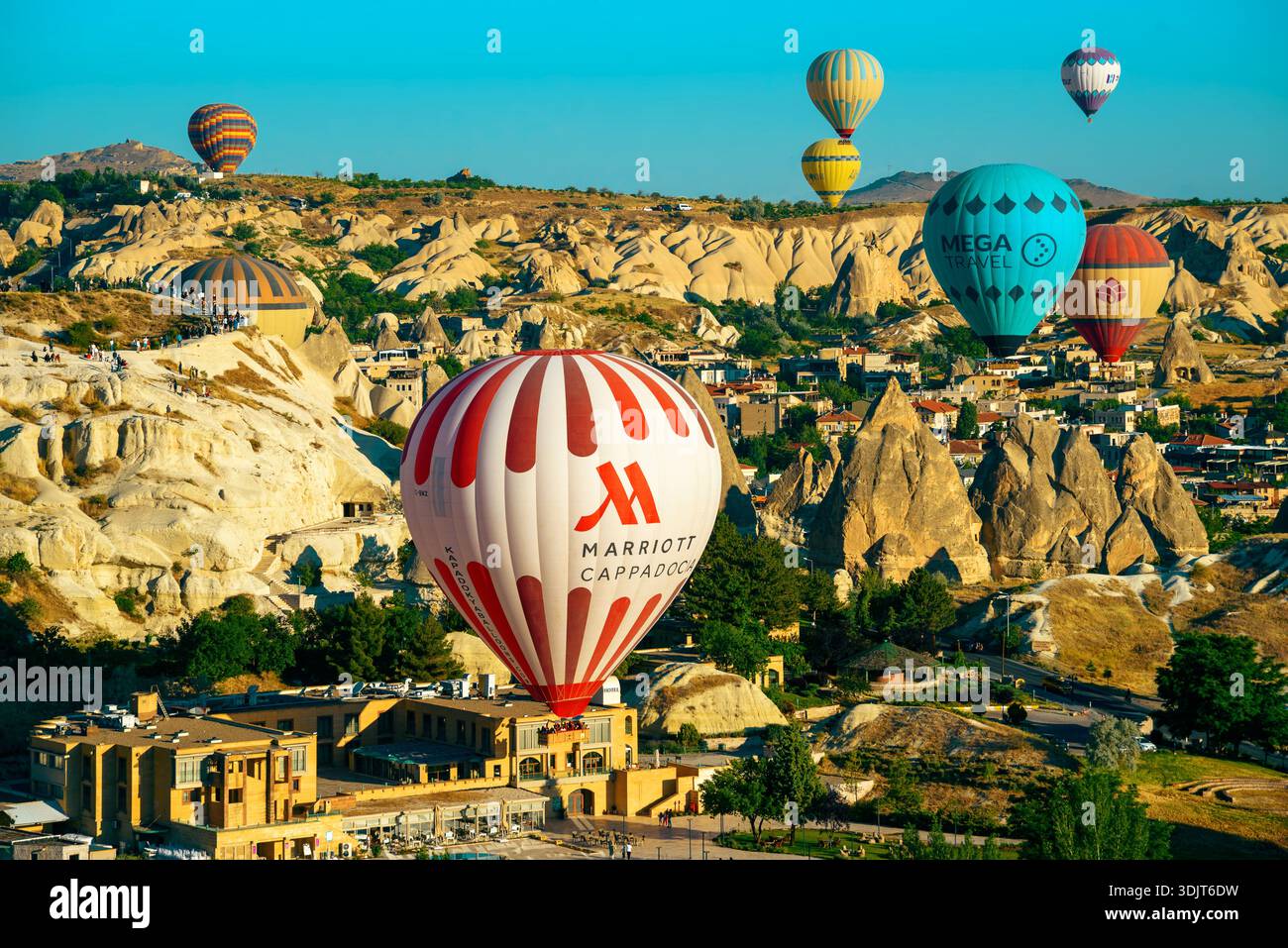 Cappadocia, regione dell'Anatolia centrale, Turchia - 1° LUGLIO 2025. Mongolfiere nel cielo blu. Foto Stock