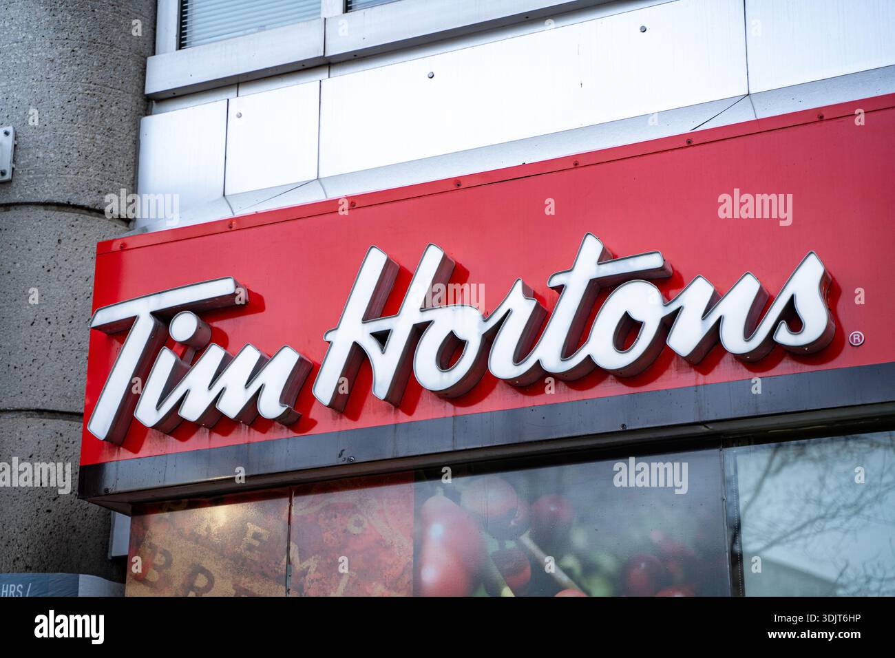 Simbolo del logo Tim Hortons. Tim Hortons Inc. È una catena multinazionale di caffetterie e ristoranti con sede in Canada. Toronto, Canada - 29 aprile 2024. Foto Stock
