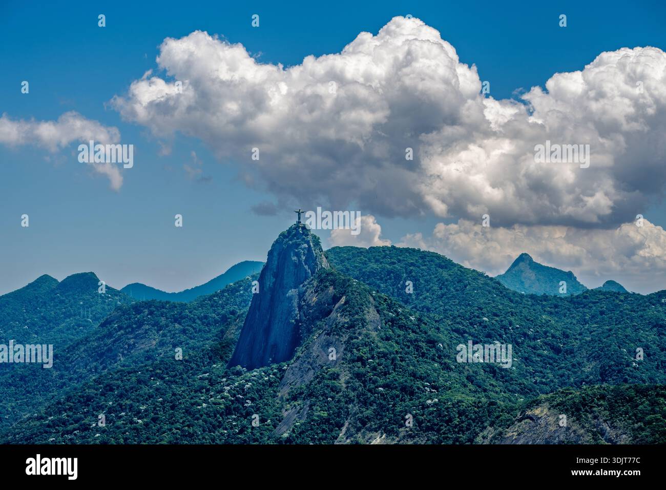 Una vista panoramica mozzafiato del monte Corcovado di Rio de Janeiro, coronato dalla maestosa statua del Cristo Redentore. Foto Stock