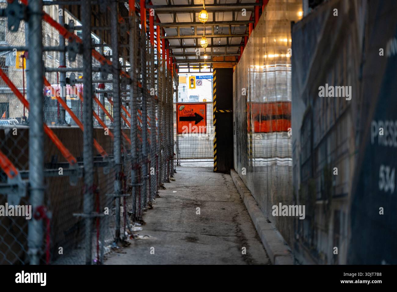 Passaggio pedonale sicuro all'interno della costruzione. Foto Stock