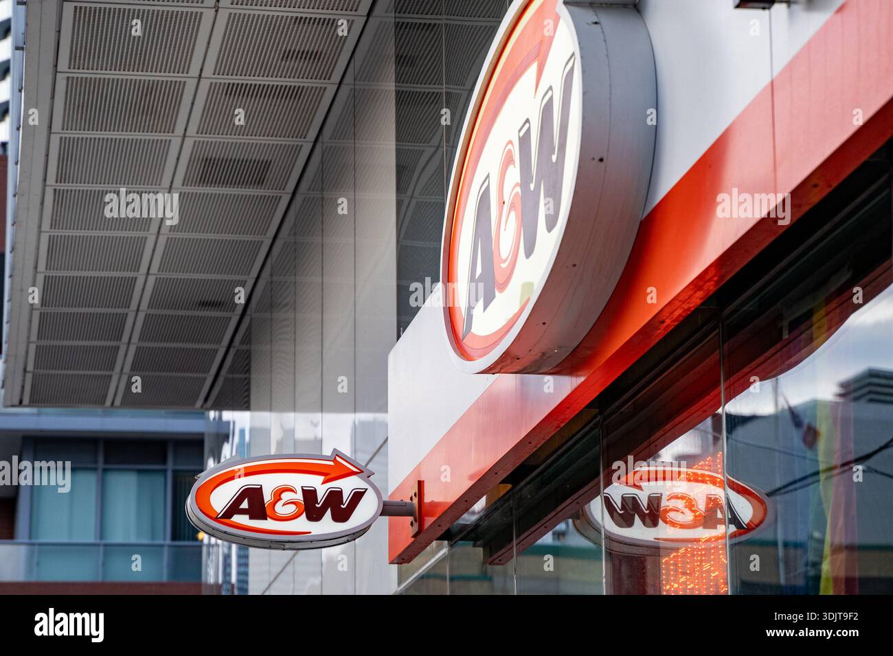 Simbolo con il logo a e W. A and W (Allen - Wright Restaurants) è una catena di fast food americana che si distingue per i suoi hamburger, la birra alla spina e il ro Foto Stock