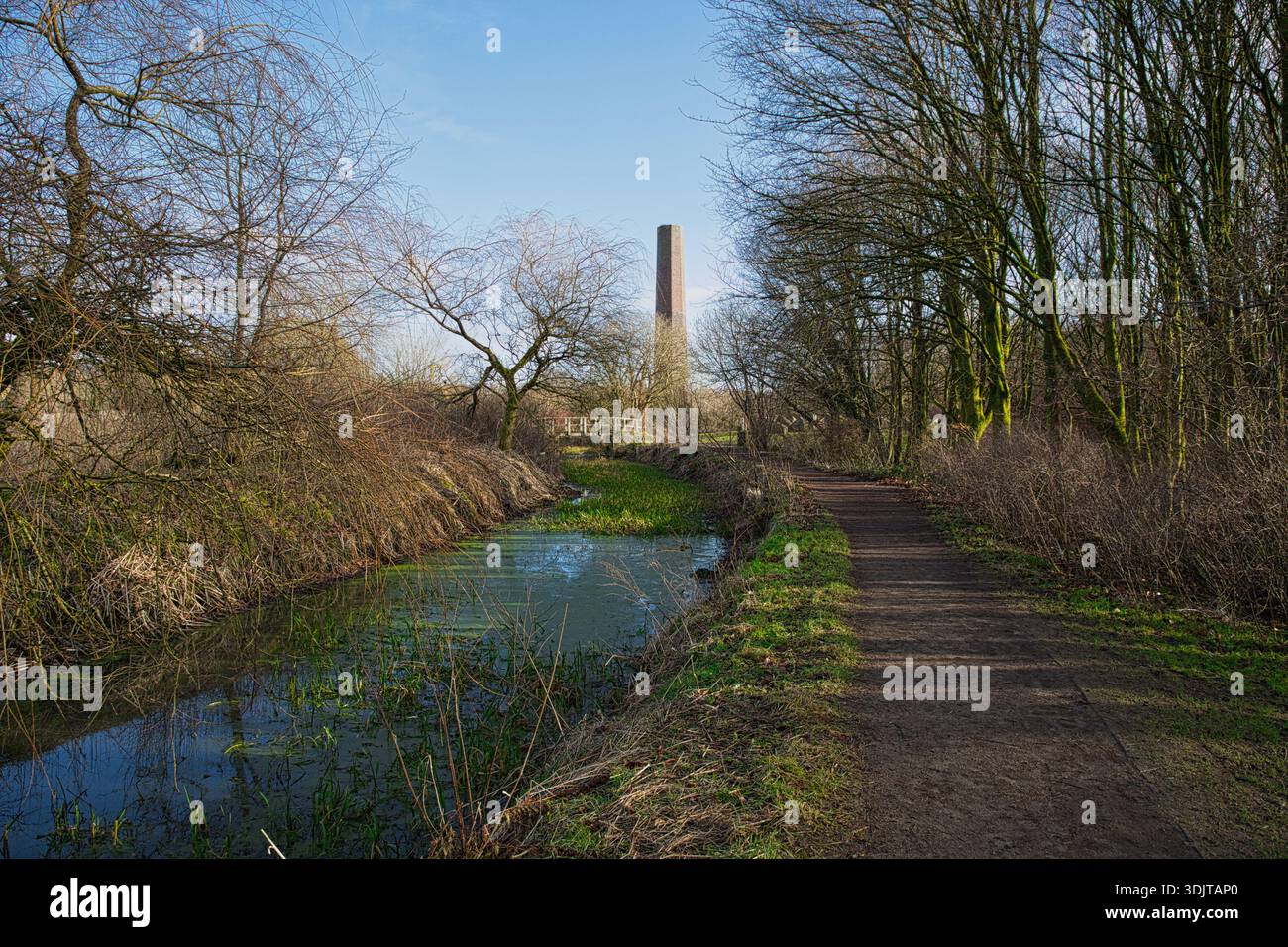 Industrial Chimney e Canal Towpath al Burrs Country Park, Bury Foto Stock