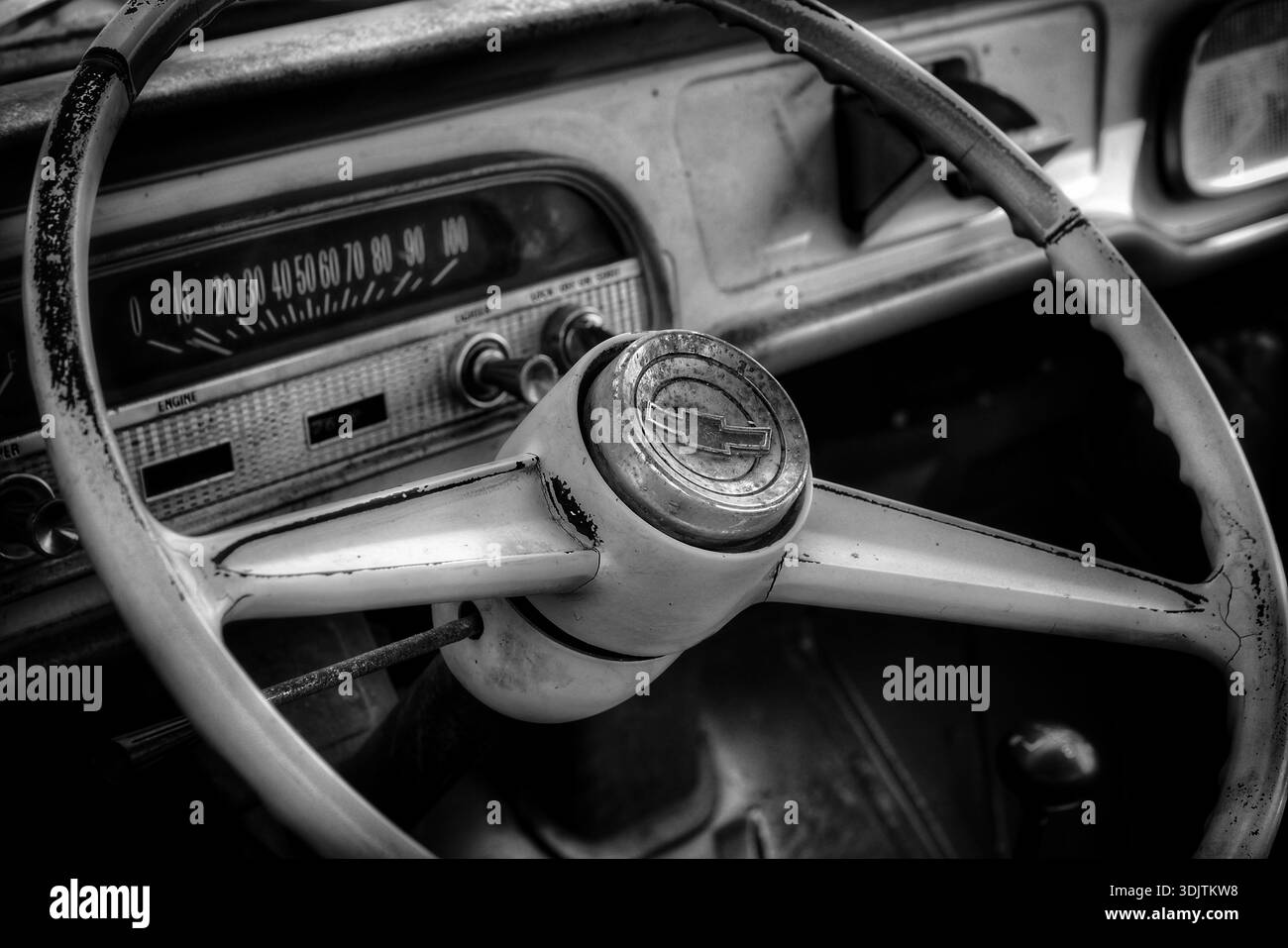 Volante e cruscotto usurati di una Chevrolet vintage in bianco e nero Foto Stock