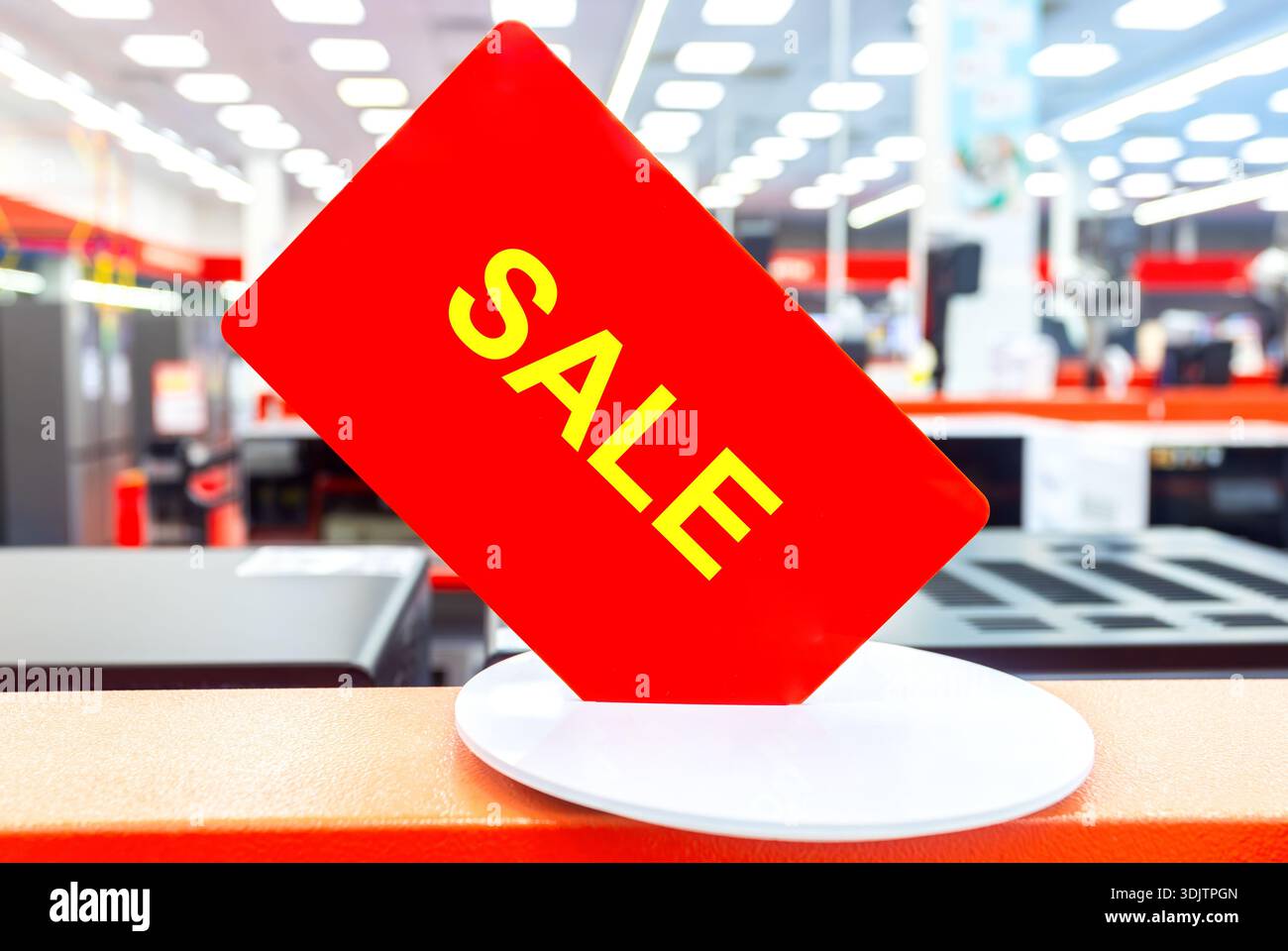 Cartellone di vendita su sfondo sfocato nel negozio di elettronica, primo piano Foto Stock